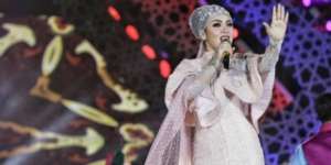 Gaya Busana Lebaran Syahrini, `Kerudung Manja`