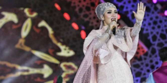 Gaya Busana Lebaran Syahrini, `Kerudung Manja`