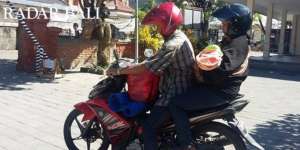 Memilukan, Ayah Ini Bawa Jenazah Bayinya Naik Motor