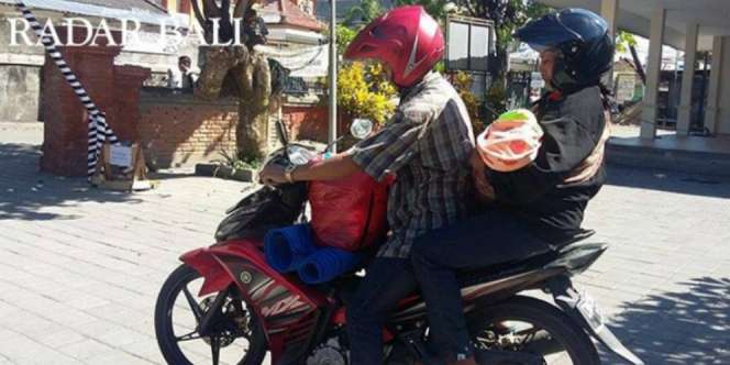 Memilukan, Ayah Ini Bawa Jenazah Bayinya Naik Motor