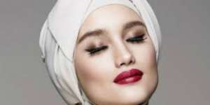 Membanggakan, Cinta Laura Main Film Hollywood