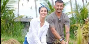 Rio Dewanto dan Atiqah Hasiholan Jadi Petani di Bali 