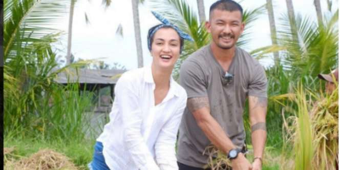 Rio Dewanto dan Atiqah Hasiholan Jadi Petani di Bali 