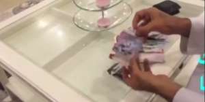 Bikin Emosi! Video Bakar Uang Rp 460 Ribu untuk Nyalakan Rokok