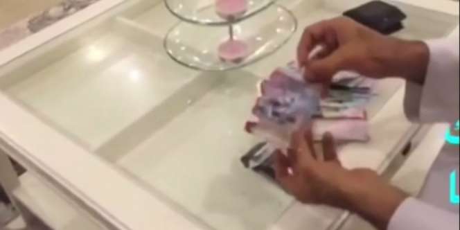 Bikin Emosi! Video Bakar Uang Rp 460 Ribu untuk Nyalakan Rokok