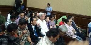 Dengarkan Saksi, Kembaran Mirna Hadir di Persidangan