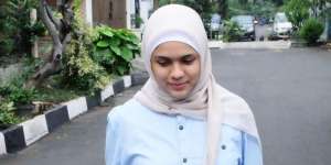 Simak Gaya Hijab Nycta Gina yang Sederhana