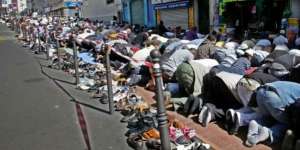 Bolehkah Sholat Mengenakan Kaos Kaki?
