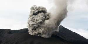 Gunung Bromo Lontarkan Batu Pijar, Status Masih Waspada