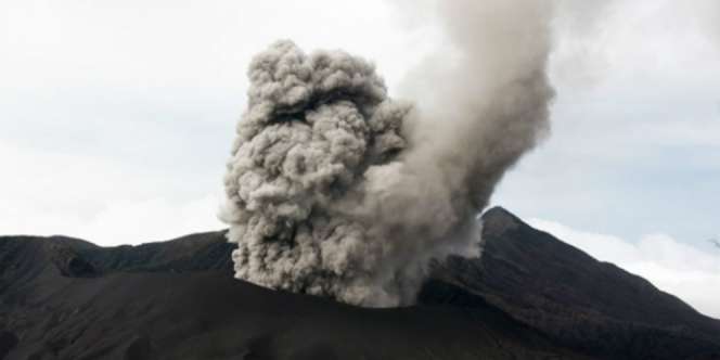 Gunung Bromo Lontarkan Batu Pijar, Status Masih Waspada