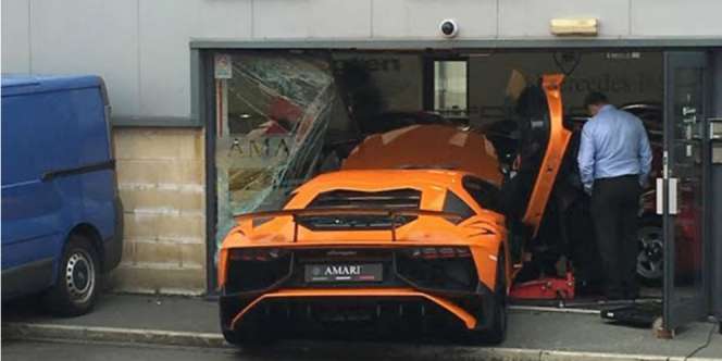 Cari Angle Foto Bagus, Lamborghini Rp2 M Nyangkut di Jendela