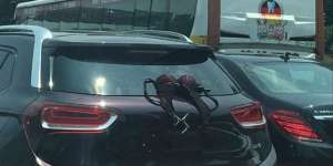 Heboh Mobil ke Mana-mana 'Bawa' Bra di Kaca Belakang