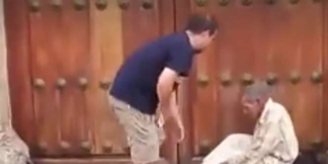 Turis Ini Berikan Sepatu ke Pengemis dan Pilih Nyeker