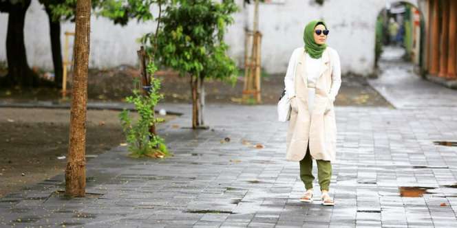 Bebas Repot, Coba Fresh Look ala Dewi Sandra Saat Traveling