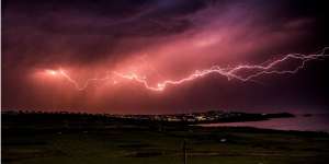 Detik-detik Petir `Mengamuk` di Langit Amerika