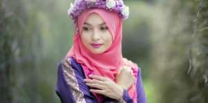 Cocokkan Gaya Busana Berhijab dengan Lipstik Warna Cerah
