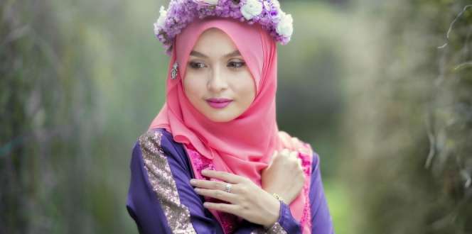 Cocokkan Gaya Busana Berhijab dengan Lipstik Warna Cerah