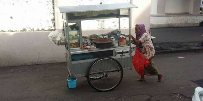 Masyaallah! Tolak Halus Sumbangan, Nenek Uzur Pilih Jualan