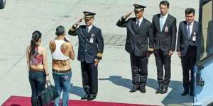 Foto-foto Penampilan `Gembel` Si Calon Raja Bikin Geger