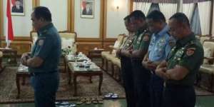 Foto Lima Jenderal Sholat Berjemaah Getarkan Netizen