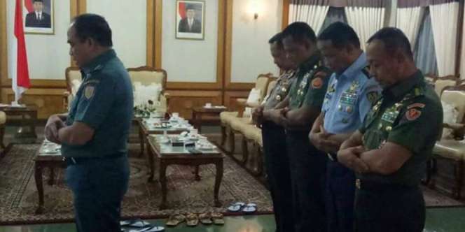 Foto Lima Jenderal Sholat Berjemaah Getarkan Netizen
