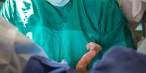 Cara Dokter Non-Muslim Sambut Bayi yang Baru Lahir Mengagumkan