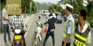 Reaksi Aneh Pengendara Ditilang, Motor Sendiri Dibuat Hancur