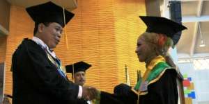 Masya Allah, Anak Tukang Rongsok Lulus Cum Laude