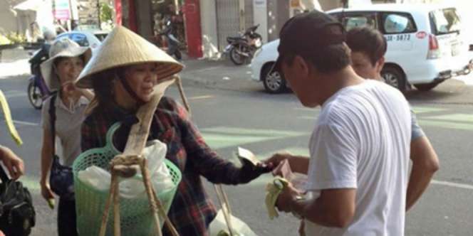Menyebalkan, Ulah Turis Lecehkan Nenek Penjual Pisang