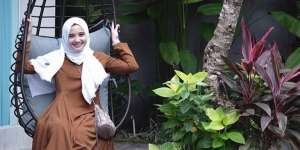 Intip Gaya Busana Zaskia Sungkar Liburan ke Bali