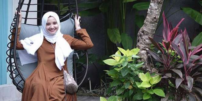 Intip Gaya Busana Zaskia Sungkar Liburan ke Bali