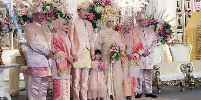 Contek Gaya Nikah Ben-Ines, Raja dan Ratu Minang Sehari