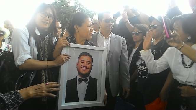 Isak Tangis Iringi Pemakaman Mike Mohede