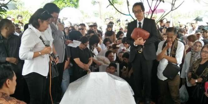 Doa Haru Ibunda Saat Pemakaman Mike Mohede