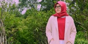 #HOTD: Nuansa Merah Dominasi Gaya Tia Sintiawati Oktaviani