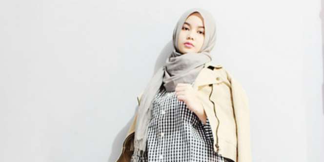 Talitha Lubis: 3 Gaya Feminin dengan Jaket Denim