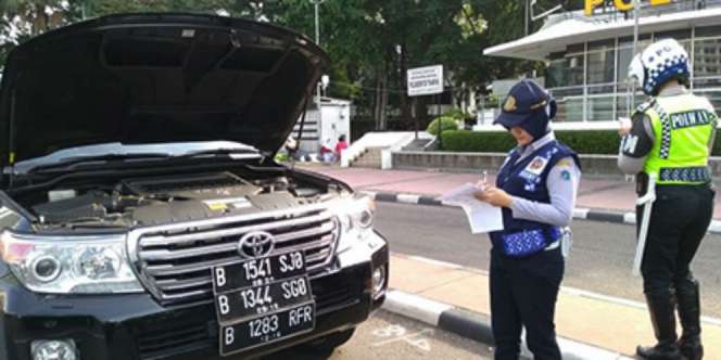 Kibuli Petugas, Land Cruiser Ini Sampai Punya 3 Nopol