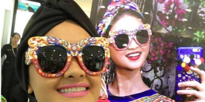 Kelir Lukisan Cantik Kacamata Rp100 Juta Dolce & Gabbana