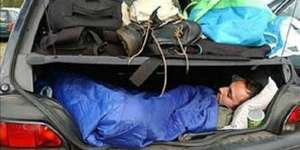 Suami-Istri Tinggal di Mobil Demi Beli Rumah Impian