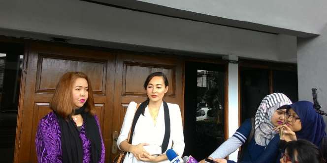 Resmi Bercerai, Dewi Rezer Kecewa Soal Anak