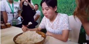 Astaghfirullah, Wanita Ini Habiskan 4 Kg Nasi Putih Sendirian