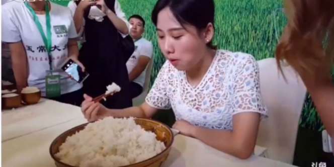 Astaghfirullah, Wanita Ini Habiskan 4 Kg Nasi Putih Sendirian