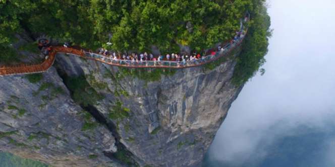 Bikin Kaki Lemas, Berjalan di Atas Awan Ketinggian 1.500 Meter