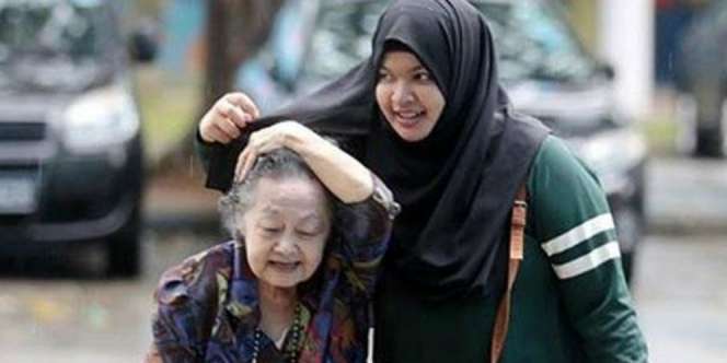 Viral, Foto Wanita Lindungi Nenek dengan Hijabnya