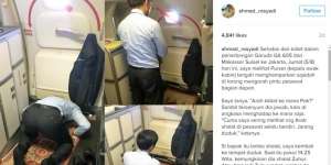 Masya Allah, Kepala Awak Kabin Garuda Sholat di Lorong Pesawat