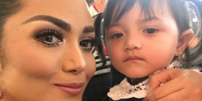Muka Masam Arsy Foto Bareng Krisdayanti Bikin Tanda Tanya