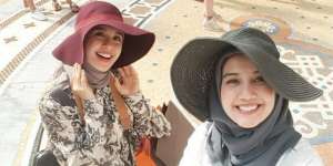 Gaya Kasual Liburan Duo Sahabat Laudya Cynthia-Zaskia Sungkar