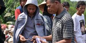 Dapat Uang dari Pimpinan DPR, Bripka Seladi Bagi ke Pemulung