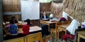Kisah Pilu Siswa SD Belajar di Bekas Kandang Kambing