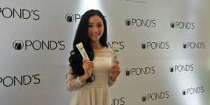 Wajah Pernah Jerawatan, Ini yang Dilakukan Tya Arifin